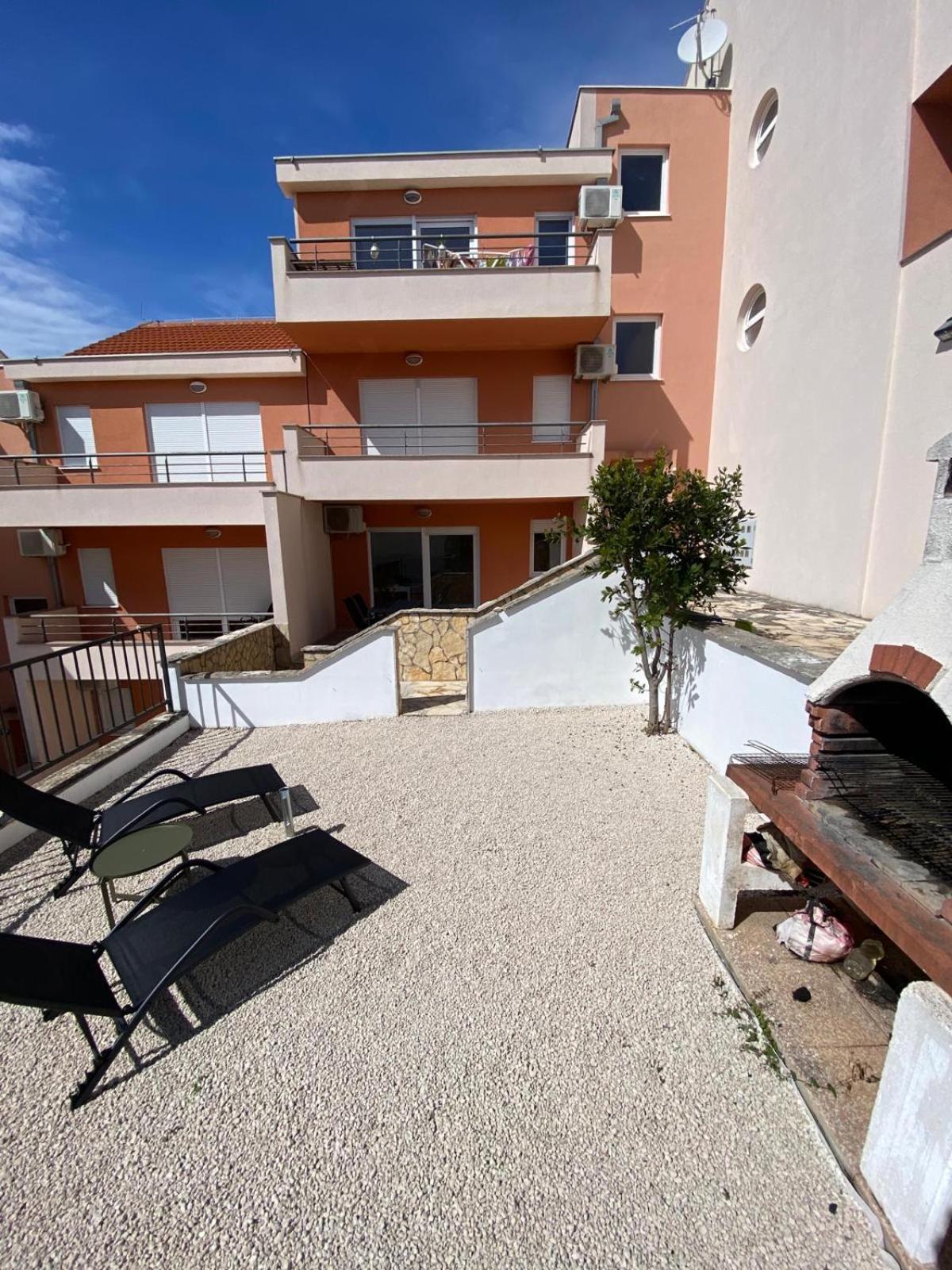 Apartments Dante Domus Aurea Милна Екстер'єр фото